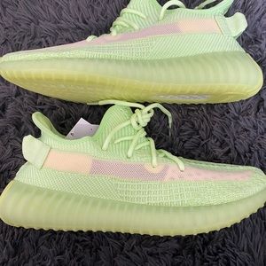 YEEZY 350 V2 - GLOW